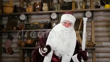 俄罗斯圣诞老人在演播室为人们庆祝新年假期